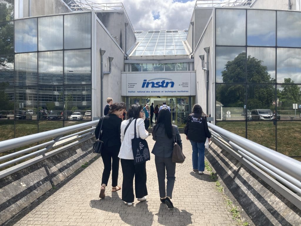 120 administrateurs-stagiaires de l'INSP - Institut national du service public (ex-ENA) ont visité le CEA Saclay et l'INSTN le 2 juin 2025. Un groupe de 120 hauts-fonctionnaires enthousiastes et désireux de comprendre les enjeux de la recherche scientifique et de la formation pour la filière nucléaire. 